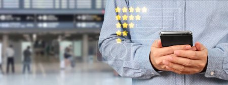 Foto de Hombre con dispositivo de teléfono inteligente y pantalla táctil con cinco estrellas icono de retroalimentación calificación - Imagen libre de derechos
