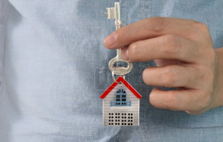 Téléchargez les photos : Agent immobilier remettant les clés de la maison en main - en image libre de droit