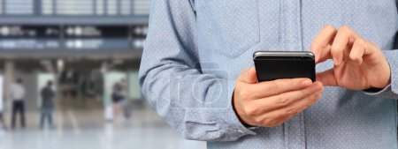 Téléchargez les photos : Homme tenant smartphone appareil et écran tactile - en image libre de droit