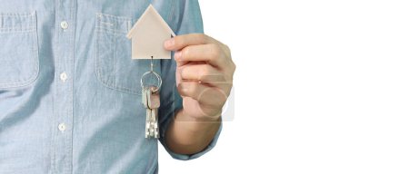 Téléchargez les photos : Agent immobilier remettant les clés de la maison en main - en image libre de droit