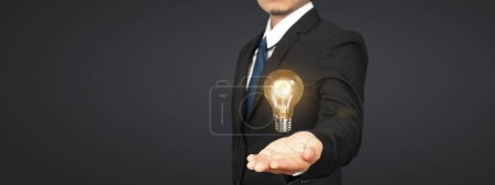 Foto de Los seres humanos tienen bombillas en la mano tecnología innovadora y creatividad - Imagen libre de derechos