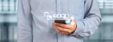 Foto de Hombre sosteniendo dispositivo de teléfono inteligente y pantalla táctil - Imagen libre de derechos