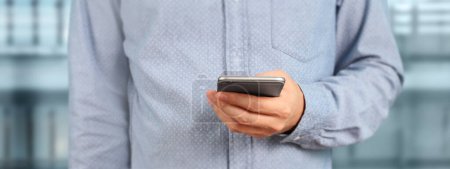Téléchargez les photos : Homme tenant smartphone appareil et écran tactile - en image libre de droit