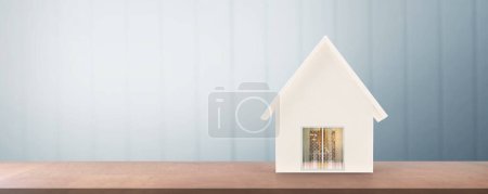 Téléchargez les photos : Modèle de maison en bois isolé sur fond blanc. concept, Acheteur ou vendeur à domicile - en image libre de droit