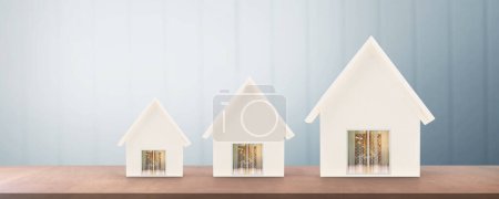 Foto de Modelo de casa de madera aislado sobre fondo blanco. concepto, comprador de casa o vendedor de casa - Imagen libre de derechos