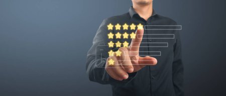 Foto de Mano presionando cinco estrellas en la pantalla visual, Revisión del cliente buen concepto de calificación - Imagen libre de derechos