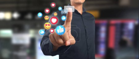 Téléchargez les photos : Homme appuyant sur les boutons sociaux modernes réseau social - en image libre de droit
