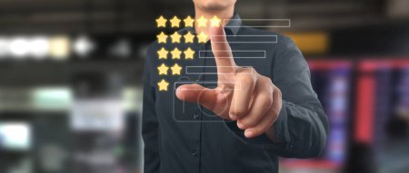 Foto de Mano presionando cinco estrellas en la pantalla visual, Revisión del cliente buen concepto de calificación - Imagen libre de derechos