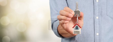 Téléchargez les photos : Agent immobilier remise d'une maison clés en main - en image libre de droit