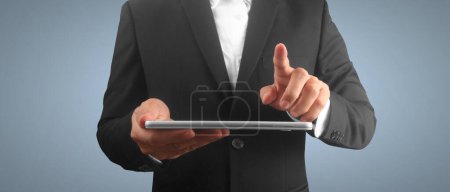 Téléchargez les photos : Mains tenant tablette tactile gadget d'ordinateur - en image libre de droit