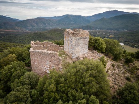 Téléchargez les photos : Vue aérienne des ruines de Castellu di Seravalle, forteresse militaire construite au XIe siècle sur une colline près du village de Popolasca en Corse - en image libre de droit