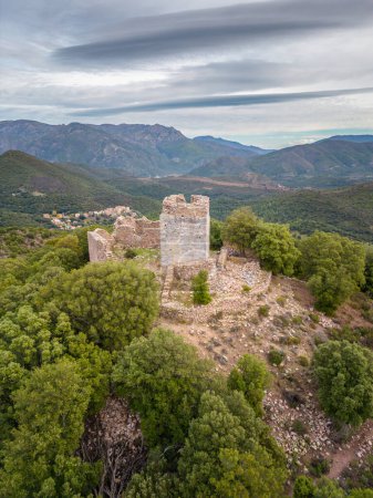 Téléchargez les photos : Vue aérienne des ruines de Castellu di Seravalle, forteresse militaire construite au XIe siècle sur une colline près du village de Popolasca en Corse - en image libre de droit