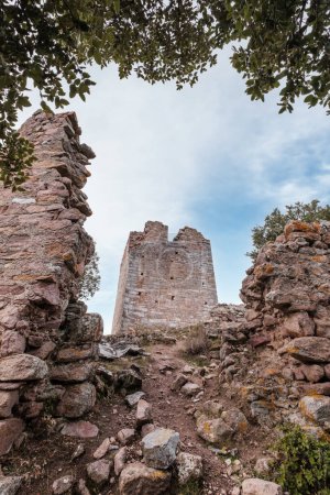 Foto de Las ruinas de Castellu di Seravalle, una fortaleza militar construida en el siglo XI en una colina cerca del pueblo de Popolasca en Córcega - Imagen libre de derechos