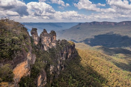 Foto de Three Sisters Rocks, part of Aboriginal folklore, in the Blue Mountains near Katoomba in New South Wales, Australia - Imagen libre de derechos