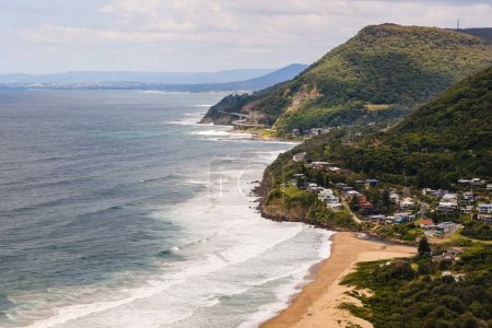 Foto de Stanwell Park Beach in New South Wales, Australia with the Sea Cliff bridge in the distance - Imagen libre de derechos