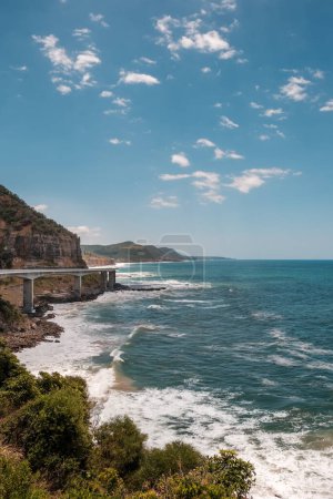 Foto de Sea Cliff Bridge, a balanced cantilever bridge built in 2005, curves around the coast of New South Wales in Australia connecting the towns of Clifton and Coalcliff - Imagen libre de derechos