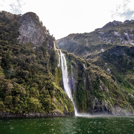 Foto de Stirling Falls cascading into Milford Sound on the South Island of New Zealand - Imagen libre de derechos