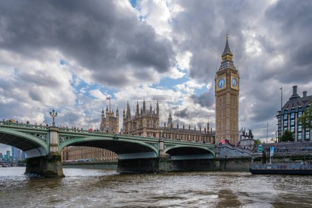 Foto de Westminster, Londres, Inglaterra - 29 de julio de 2023: Imagen en blanco y negro del Big Ben y las casas del Parlamento y el Puente de Westminster sobre el río Támesis en Londres - Imagen libre de derechos