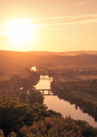 Téléchargez les photos : Coucher de soleil sur le pont Cenac-et-Saint-Julien sur la Dordogne et la vallée de la Nouvelle-Aquitaine - en image libre de droit