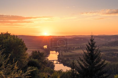 Téléchargez les photos : Coucher de soleil sur le pont Cenac-et-Saint-Julien sur la Dordogne et la vallée de la Nouvelle-Aquitaine - en image libre de droit
