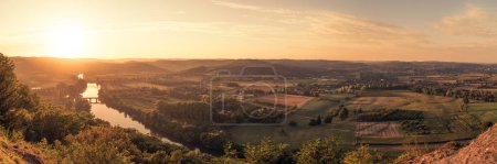 Téléchargez les photos : Vue panoramique sur le coucher du soleil sur la Dordogne et la vallée de la Nouvelle-Aquitaine - en image libre de droit