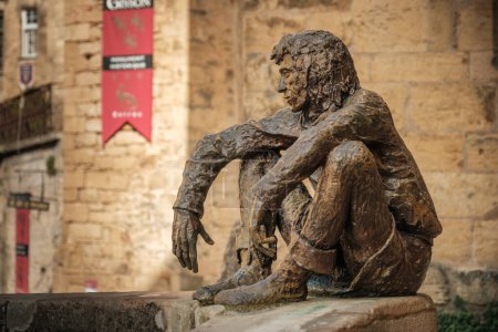 Téléchargez les photos : Sarlat-lA-Caneda, France - 19 septembre 2023 : "Le Badaud" est une sculpture en bronze de 2002 de Grard Auliac surplombant la place du marché de Sarlat-la-Caneda en Dordogne - en image libre de droit