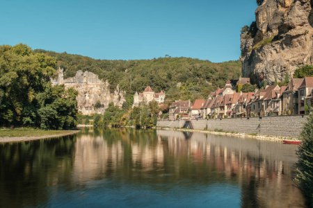 Téléchargez les photos : La Roque-Gageac, Nouvelle-Aquitaine, France - 30 septembre 2023 : La Roque-Gageac, l'un des Plus Beaux Villages de France, est situé sur les rives de la Dordogne en France - en image libre de droit