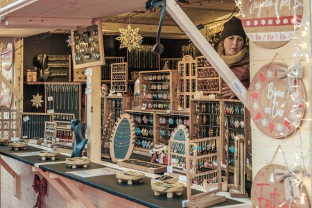 Foto de Sarlat-la-Caneda, Nouvelle-Aquitaine, Francia - 16 de diciembre de 2023: Un puesto de venta de joyas en el mercado navideño de Sarlat-la-Caneda, en la región francesa de Dordoña - Imagen libre de derechos