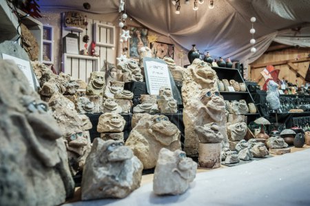Foto de Sarlat-la-Caneda, Nouvelle-Aquitaine, Francia - 16 de diciembre de 2023: Un puesto de venta de figuras del rock en el mercado navideño de Sarlat-la-Caneda, en la región de Dordoña, Francia - Imagen libre de derechos