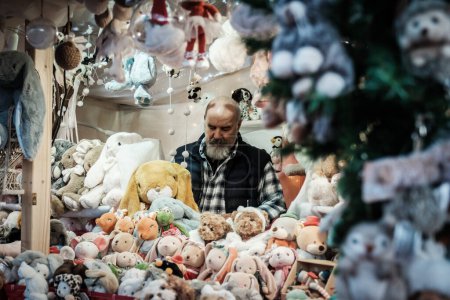 Foto de Sarlat-la-Caneda, Nouvelle-Aquitaine, Francia - 16 de diciembre de 2023: Un puesto de venta de juguetes blandos en el mercado navideño de Sarlat-la-Caneda, en la región de Dordoña, Francia - Imagen libre de derechos