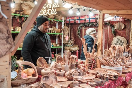 Téléchargez les photos : Sarlat-la-Caneda, Nouvelle-Aquitaine, France - 16 décembre 2023 : Une échoppe vendant des objets en bois au marché de Noël de Sarlat-la-Caneda en Dordogne - en image libre de droit