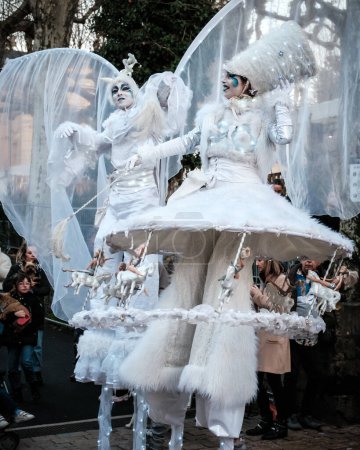 Foto de Sarlat-la-Caneda, Nouvelle-Aquitania, Francia - 16 de diciembre de 2023: Los caminantes de Stilt entretienen a la multitud en el mercado navideño de Sarlat, en la región de Dordoña, Francia - Imagen libre de derechos