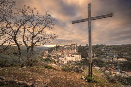 Téléchargez les photos : Crépuscule tombant sur la Croix de Cufelle, une grande croix en bois surplombant la ville médiévale de Rocamadour dans la région du Lot de France - en image libre de droit