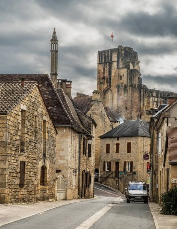 Téléchargez les photos : Carlux, Nouvelle-Aquitaine, France - 17 mars 2024 : Château de Carlux et cheminée du XIe siècle dans le village de Carlux en Dordogne - en image libre de droit