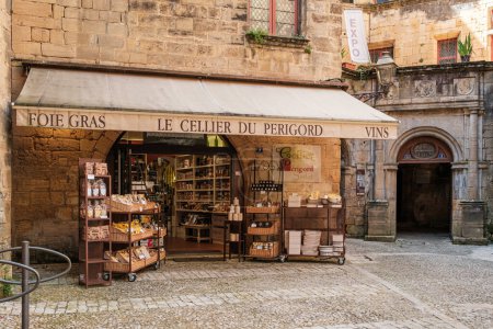 Téléchargez les photos : Sarlat-la-Caneda, Nouvelle-Aquitaine, France - 4 avril 2024 : Des produits locaux traditionnels sont exposés devant un magasin à Sarlat-la-Caneda en Dordogne - en image libre de droit
