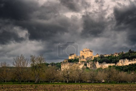 Beynac-et-Cazenac, Francia - 6 de mayo de 2024: Cielos oscuros y tormentosos sobre el castillo de Beynac en la región de Dordoña, Francia