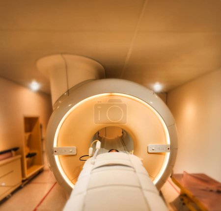 Un patient s'allonge confortablement sur le scanner IRM, subissant une IRM relaxante pour évaluer le haut de l'abdomen, fournissant des informations médicales cruciales.