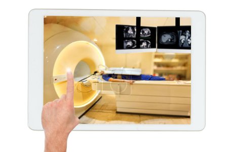 Ein Patient legt sich bequem auf den MRT-Scanner und unterzieht sich einer entspannten Kernspintomographie, um den Oberbauch auf einem Tablet isoliert auf weißem Hintergrund zu beurteilen..