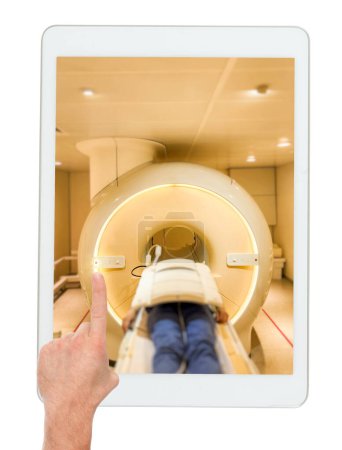 Ein Patient legt sich bequem auf den MRT-Scanner und unterzieht sich einer entspannten Kernspintomographie, um den Oberbauch auf einem Tablet isoliert auf weißem Hintergrund zu beurteilen..
