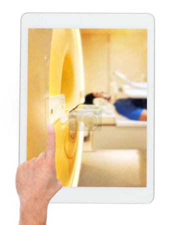 Un patient s'allonge confortablement sur le scanner IRM, subissant une IRM relaxante pour évaluer le haut de l'abdomen sur un comprimé isolé sur fond blanc..