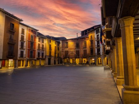 Foto de Plaza Mayor, plaza principal de Graus, Aragón, España Pinturas murales de estilo neoclásico Plaza, Graus, Huesca España - Imagen libre de derechos