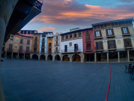 Foto de Plaza Mayor, plaza principal de Graus, Aragón, España Pinturas murales de estilo neoclásico Plaza, Graus, Huesca España - Imagen libre de derechos