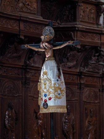 Téléchargez les photos : Image of the Holy Christ of the Miracles of Huesca in front of the main altar of the cathedral - en image libre de droit