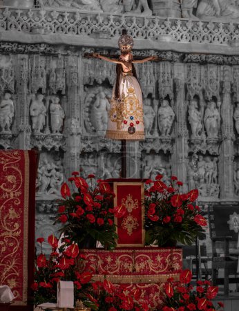 Téléchargez les photos : Image of the Holy Christ of the Miracles of Huesca in front of the main altar of the cathedral - en image libre de droit