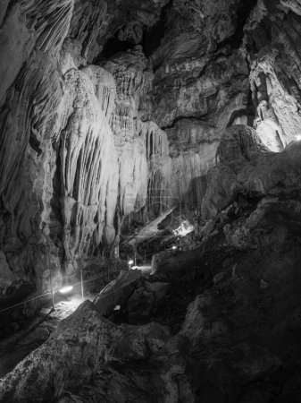 Cueva de Las Gixas, Villana, Pirineos, Huesca, Aragón, España. Cueva que se puede visitar en Villanua. fotografía en blanco y negro