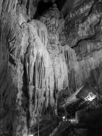 Grotte de Las Gixas, Villana, Pyrénées, Huesca, Aragon, Espagne. Grotte qui peut être visitée à Villanua. photographie noir et blanc