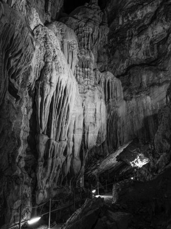 Las Gixas Höhle, Villana, Pyrenäen, Huesca, Aragon, Spanien. Höhle, die in Villanua besichtigt werden kann. Schwarz-Weiß-Fotografie
