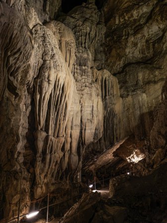 Cueva de Las Gixas, Villana, Pyrénées, Huesca, Aragon, Espagne. Grotte qui peut être visitée à Villanua