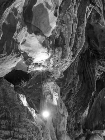 Foto de Cueva de Las Gixas, Villana, Pirineos, Huesca, Aragón, España. Cueva que se puede visitar en Villanua. fotografía en blanco y negro - Imagen libre de derechos