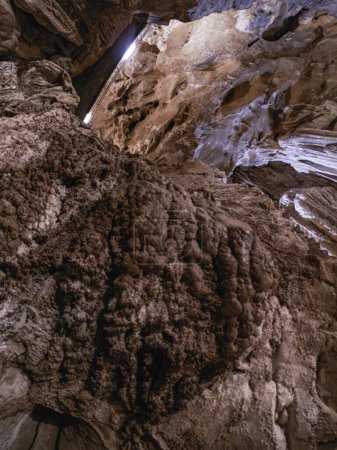 Foto de Cueva de Las Gixas, Villana, Pirineos, Huesca, Aragón, España. Cueva que se puede visitar en Villanua - Imagen libre de derechos